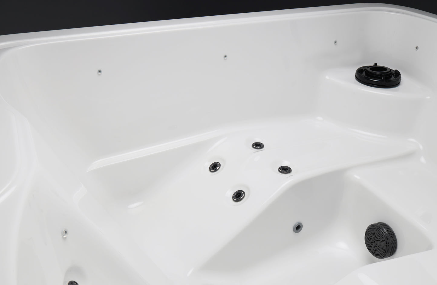 Jacuzzi Exterior Vellamo S close-up showing details of the bathtub.