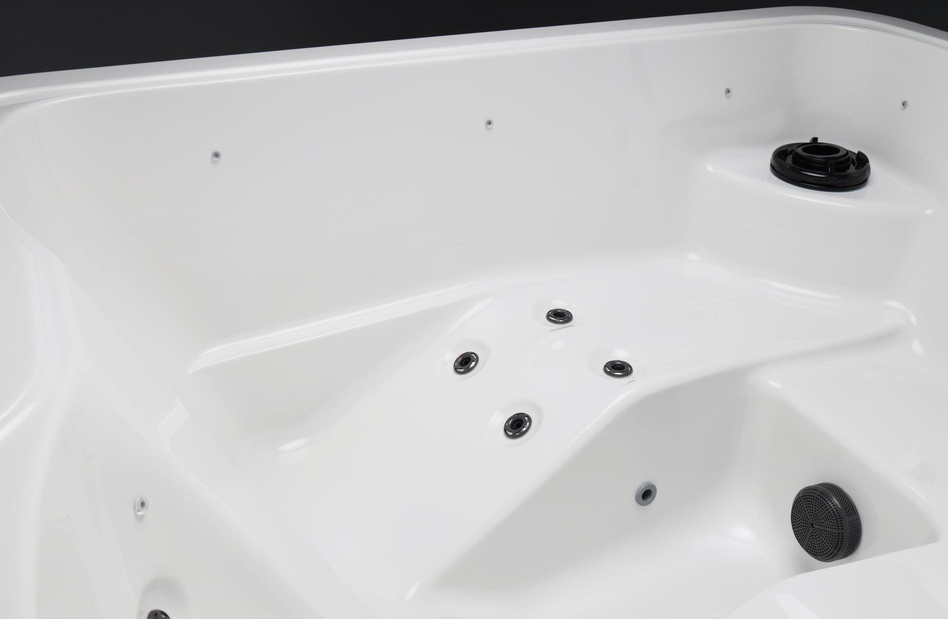 Jacuzzi Exterior Vellamo S close-up showing details of the bathtub.
