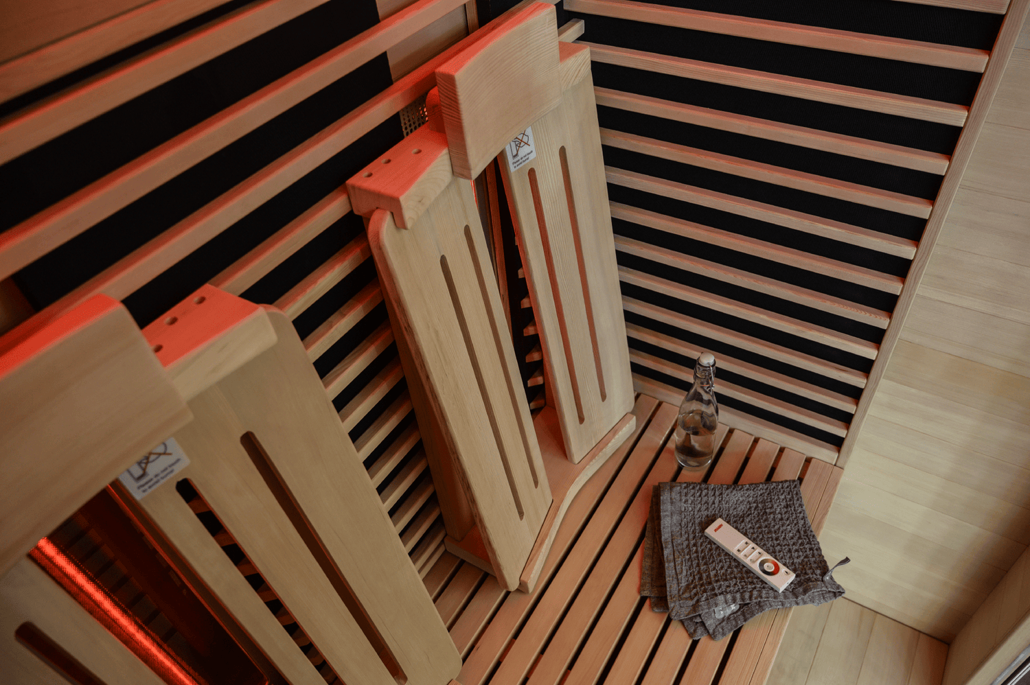 Sauna de infrarrojos Spectrum con sillas de madera hemlock.