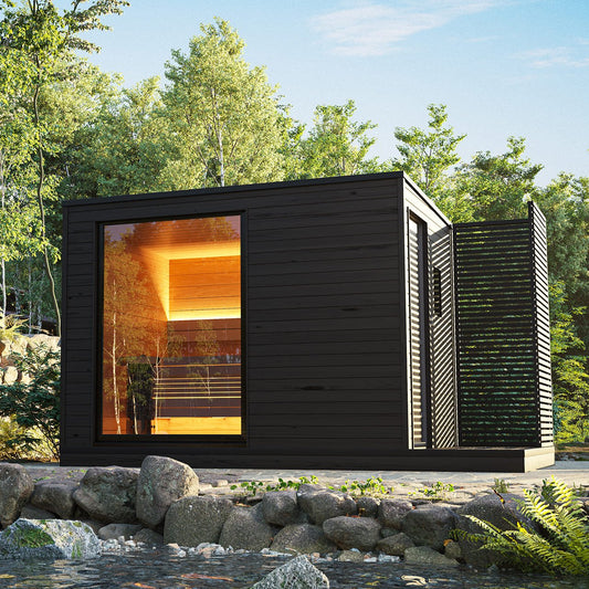 Helsinki L sauna all'aperto con porta in vetro e struttura in legno.