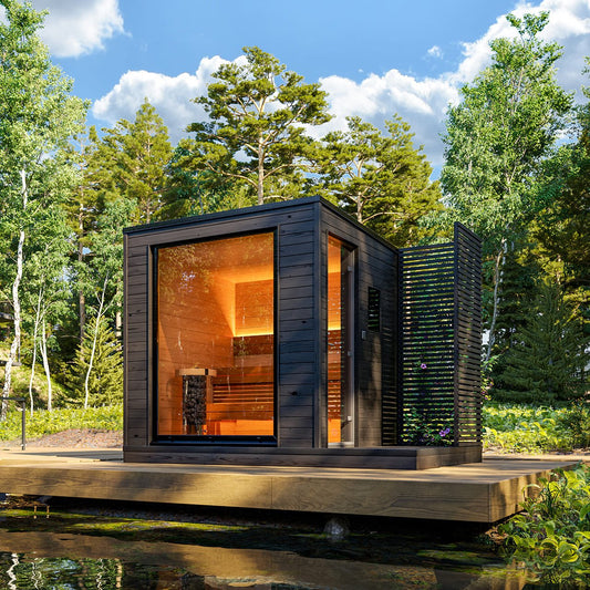 Helsinki M Sauna all'aperto circondata da alberi.