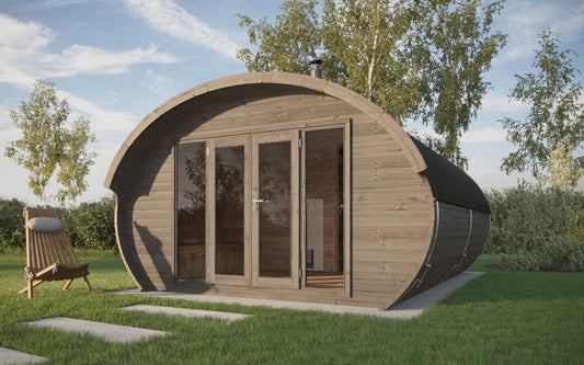 Sauna esterna Hobbit 500 con porte in vetro e struttura in legno.
