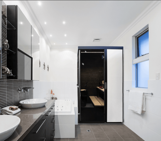 Sauna SmartFold in un bagno elegante.
