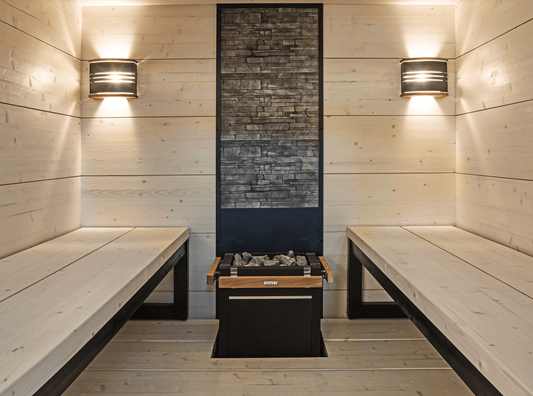 Sauna solida con panche in legno e riscaldamento.