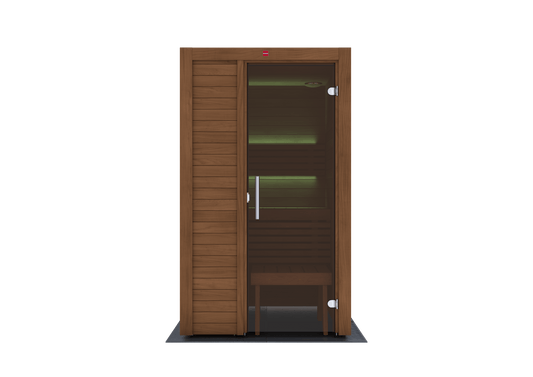 Sauna Utu con porta in vetro e panca in legno.