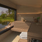 Sauna exterior Saunamo Modular com vista para lago e gramado.