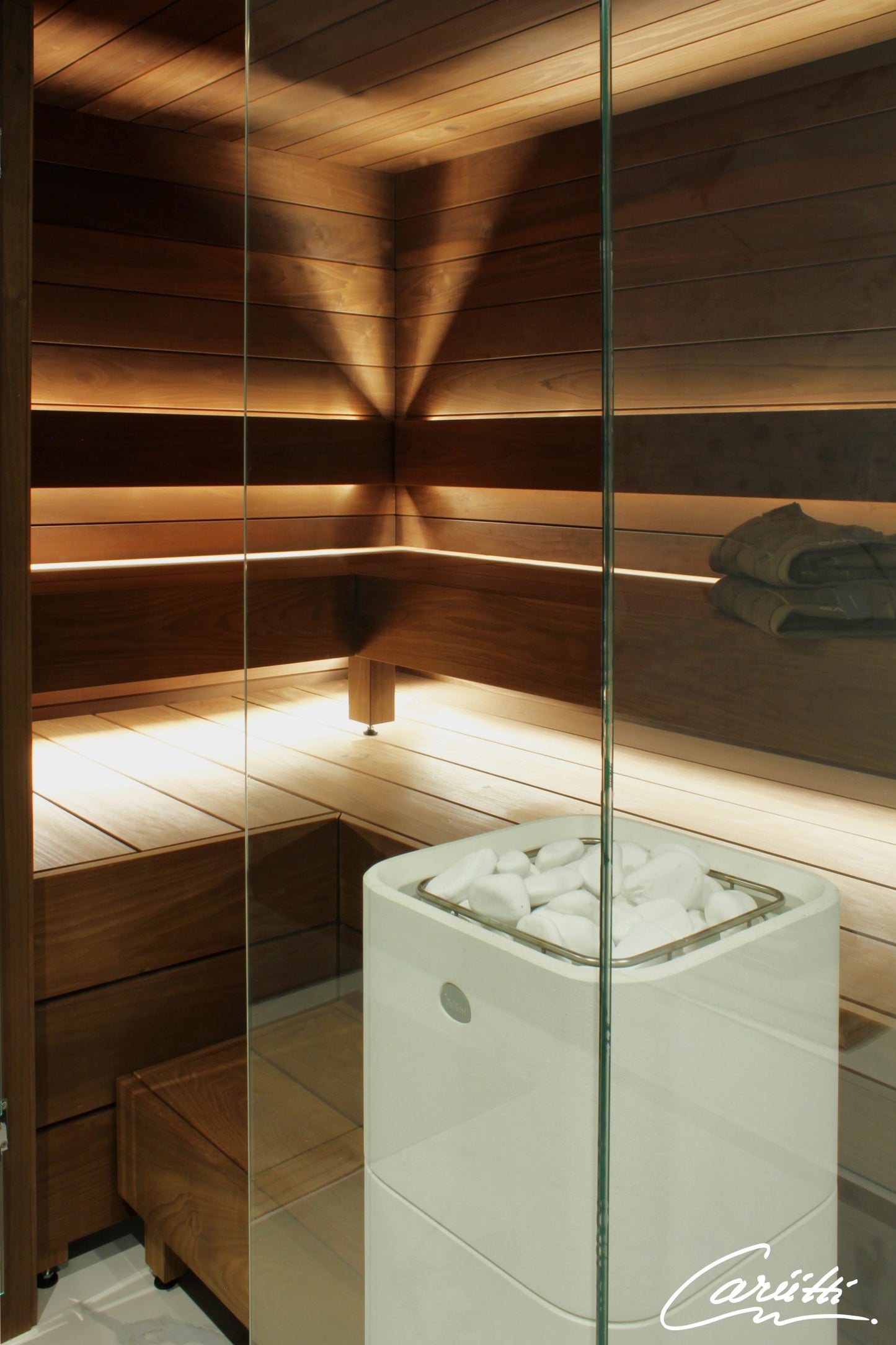 Cariitti Linear LED 2m em sauna com paredes de vidro.