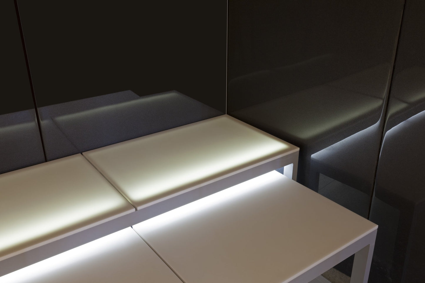 Saunamo Dual: Banho Turco com luzes LED e bancos.