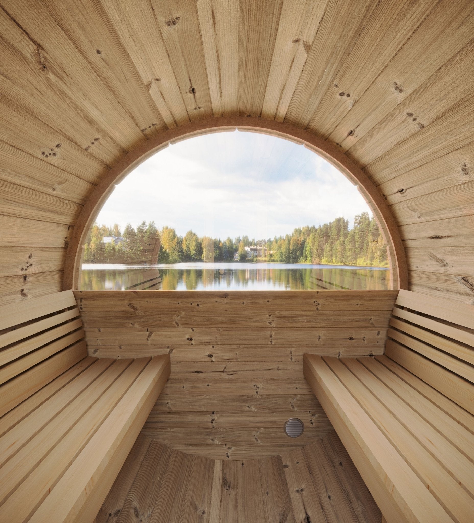 Sauna Saunamo Ergo em sala com vista para lago.