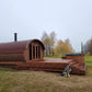 Sauna Saunamo Hobbit 500 ao lado de deck de madeira.