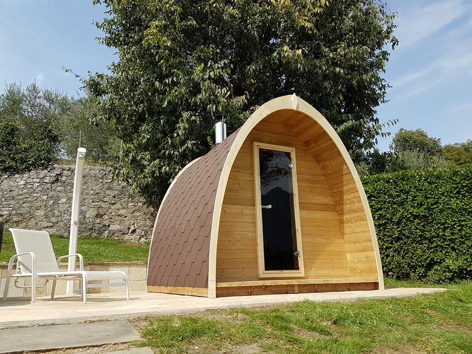 Saunamo Pod: estrutura de madeira com porta para sauna exterior.