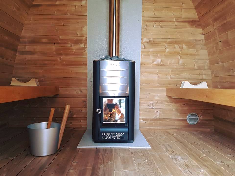 Sauna Saunamo Pod em ambiente interno.