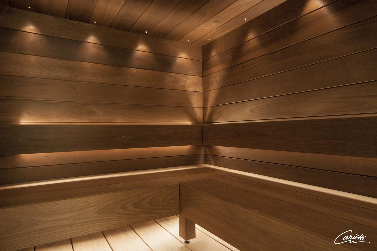 Cariitti Linear LED 2m iluminando sauna de madeira.