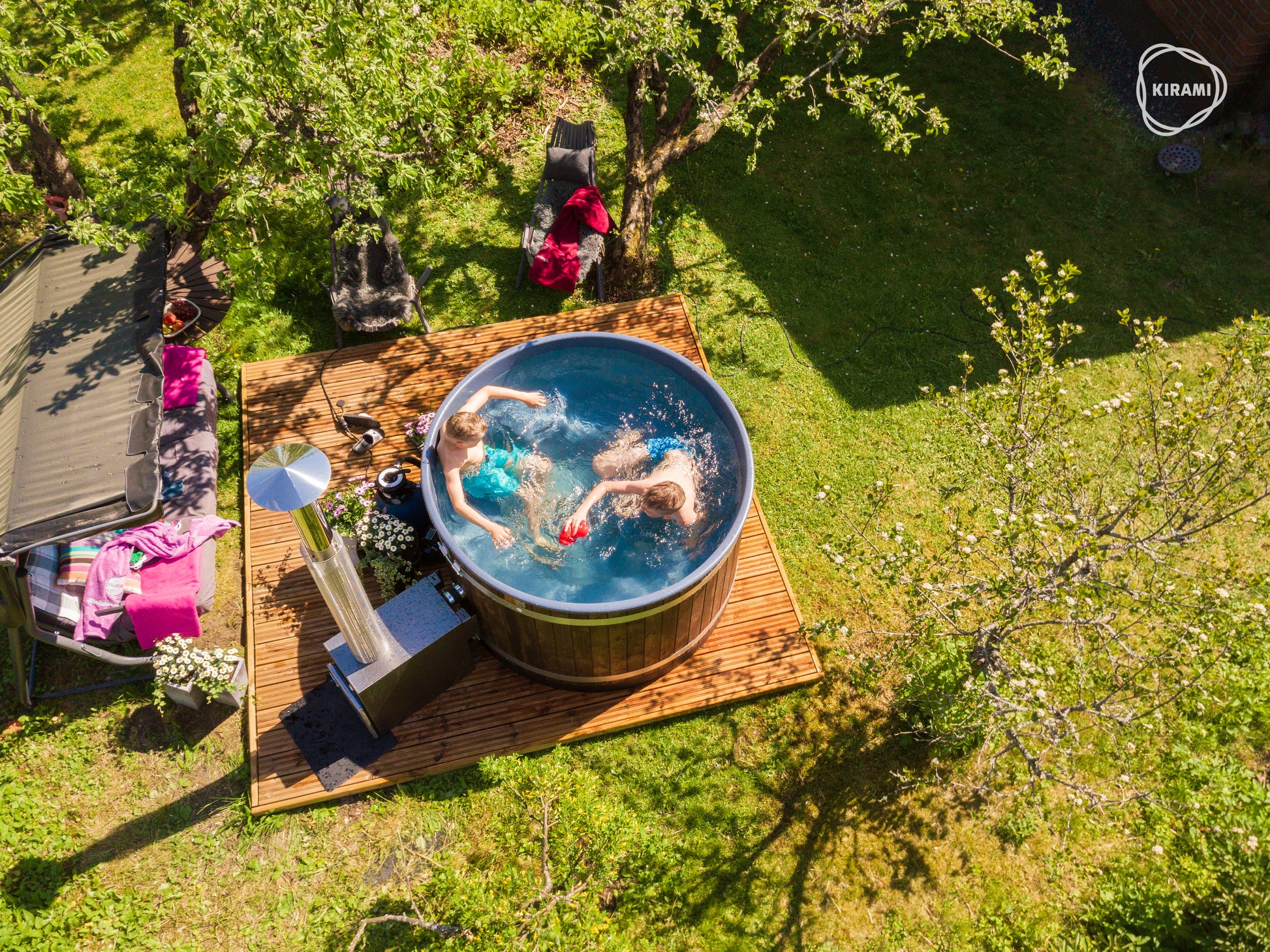 Jacuzzi Exterior Hazy M com pessoas relaxando.